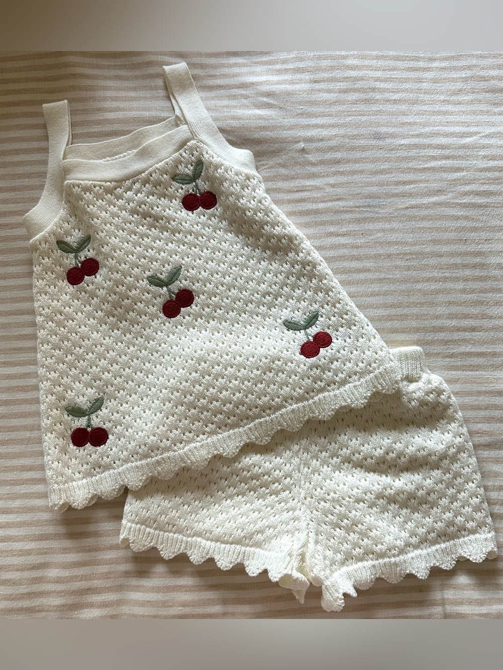white crotchet tank / shorts set w cherry appliqué / sz 4t